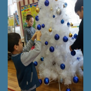 În preajma sărbătorilor de iarnă, fiecare grupă din IET nr.167 creează o atmosferă de poveste