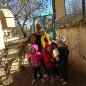 Copiii din Gr. nr 2  împreună cu părinții au confecționat căsuțe pentru păsări…iar copii din gr.nr.1 au udat florile din grădină…