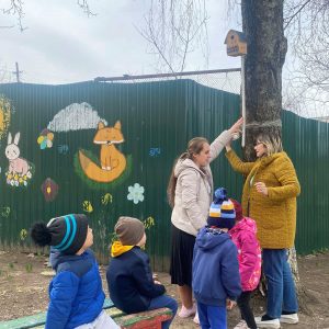 Copiii din Grupa nr. 5 au confecționat împreună cu părinții căsuțe pentru păsări…
